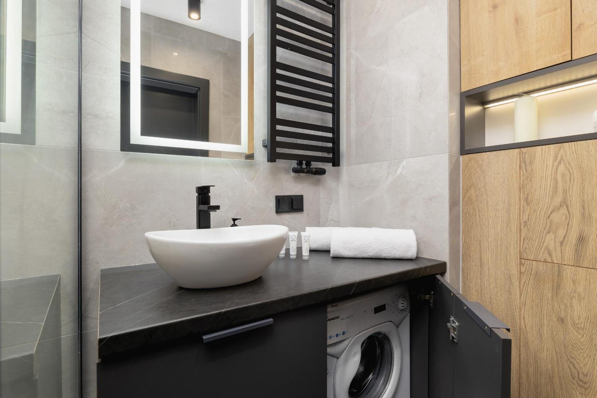 Elegant Apartment In Cracow With Balcony, Parking And Desk By Noclegi Renters Krakov Exteriér fotografie